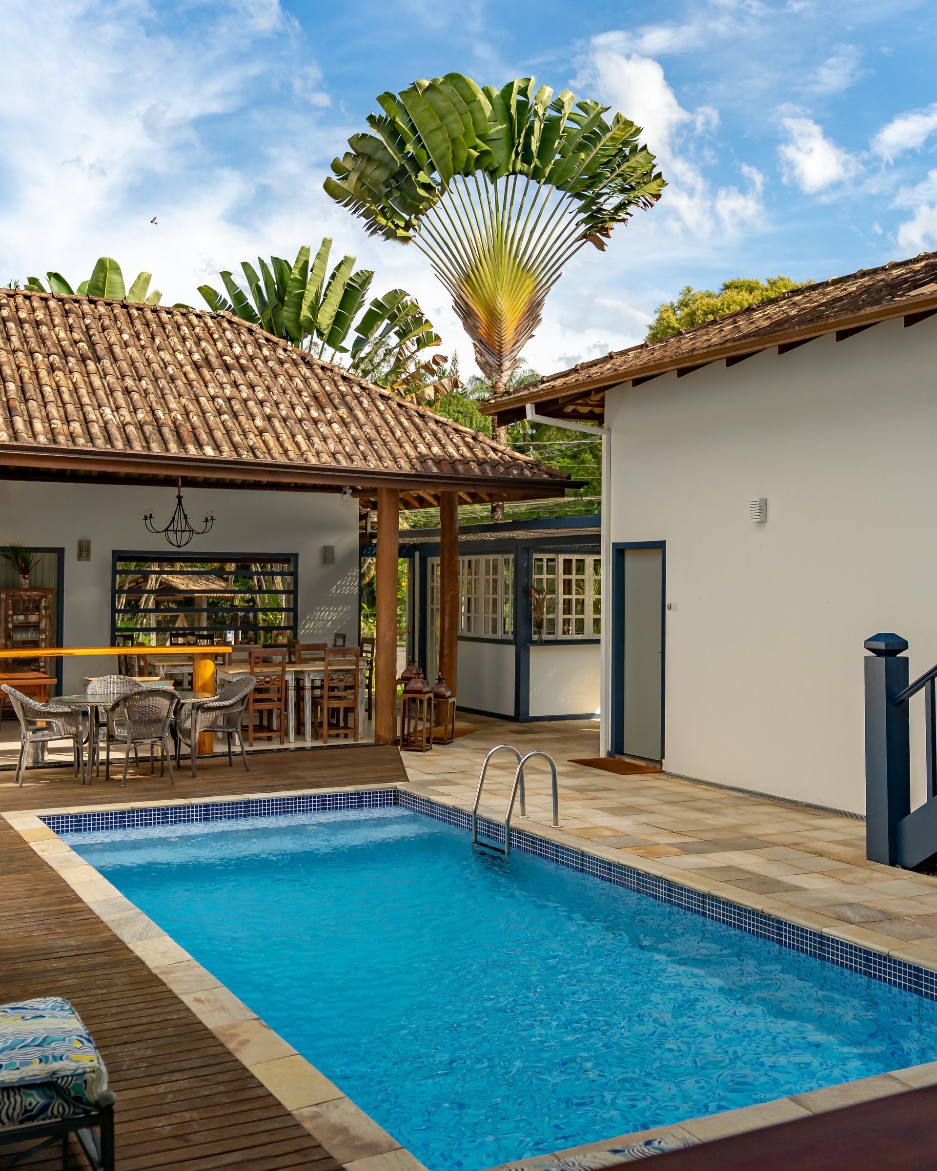 Uma casa com uma grande piscina na frente