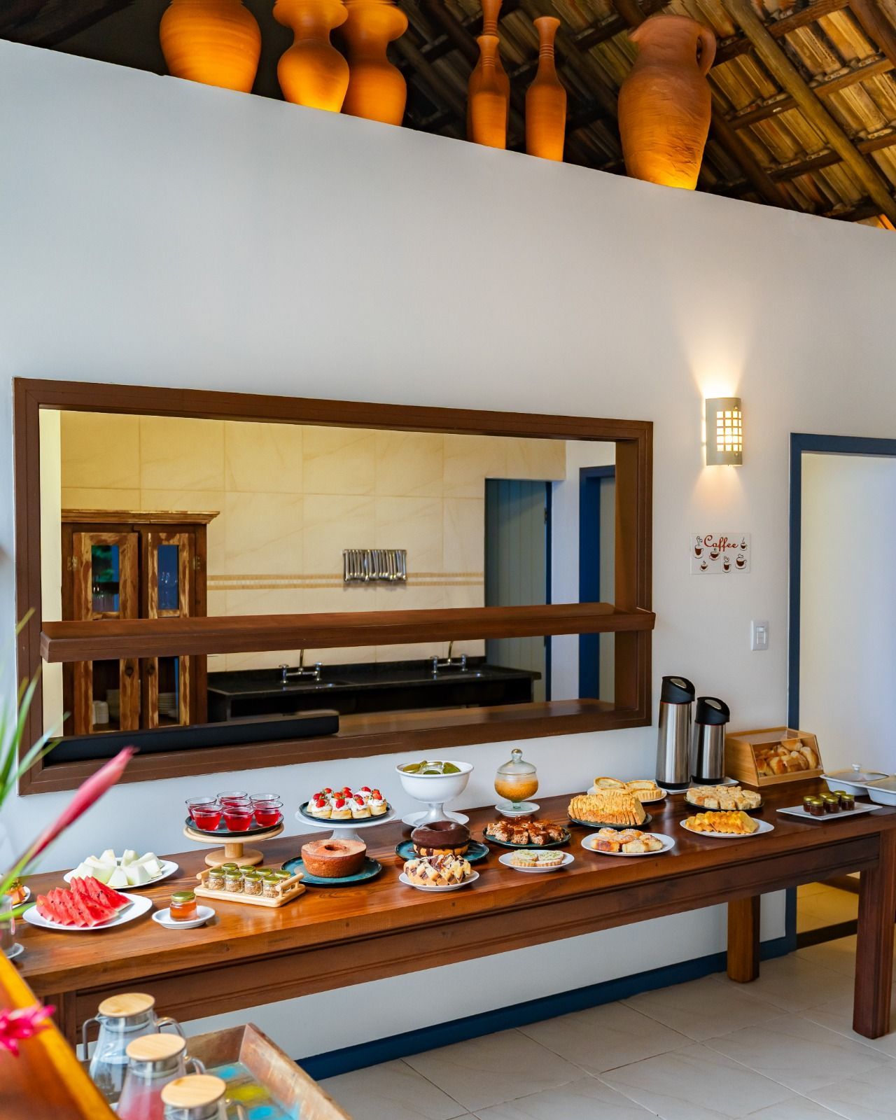 Uma casa com uma palmeira na frente