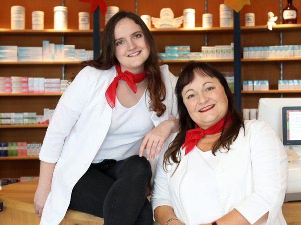 Zwei Frauen posieren für ein Foto in einer Apotheke