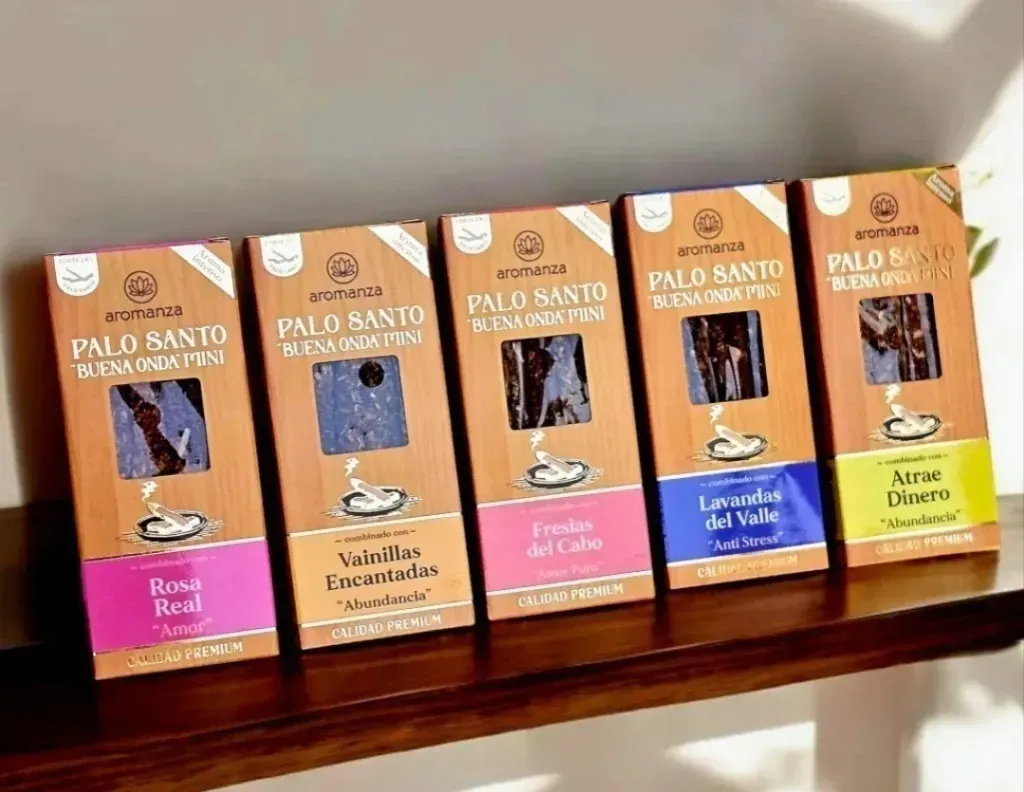 Cinco cajas de incienso Palo Santo, cada una con una etiqueta de aroma y color diferente.