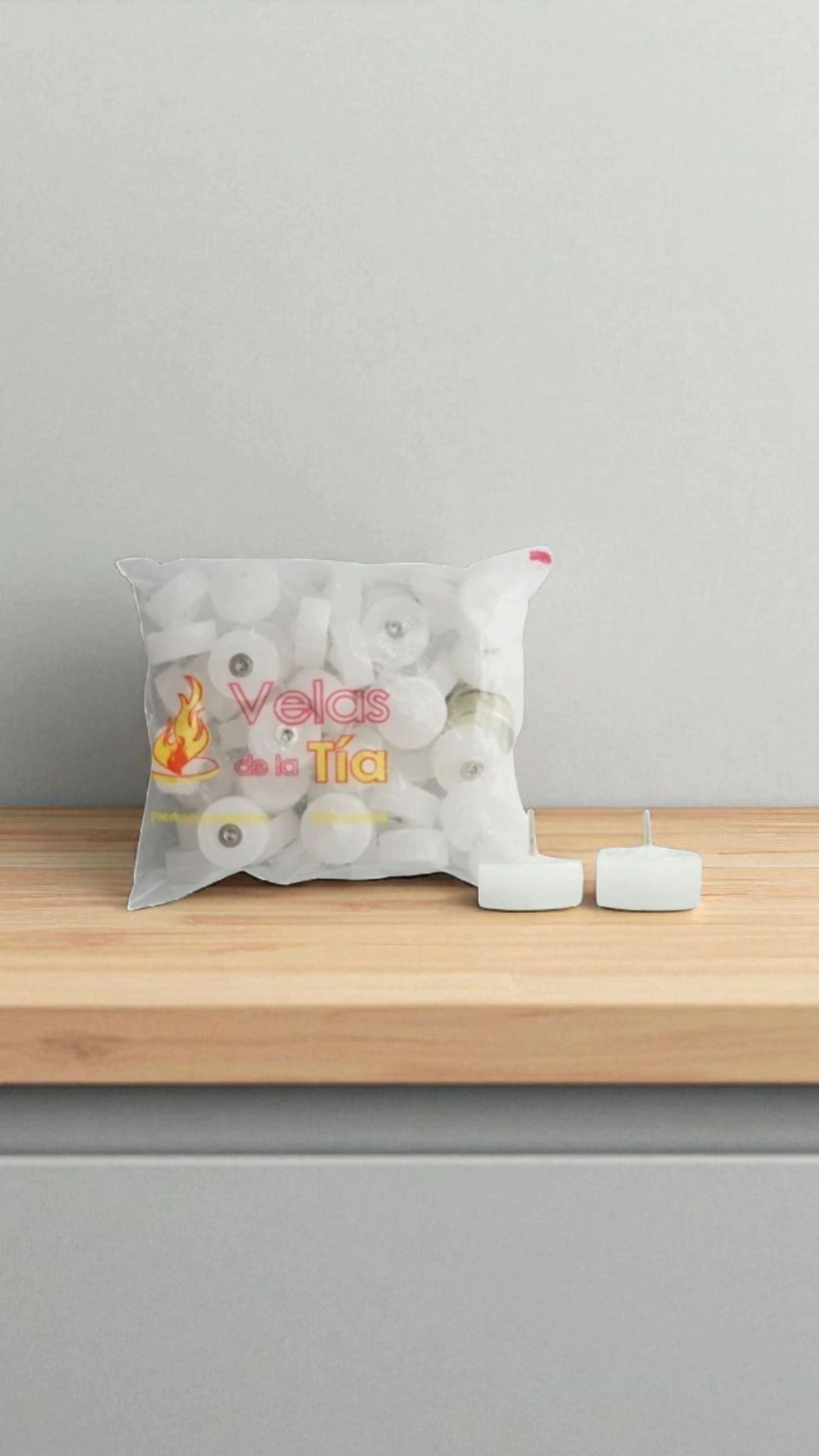 Bolsa de velas de té sobre una superficie de madera. Dos velas están fuera de la bolsa.