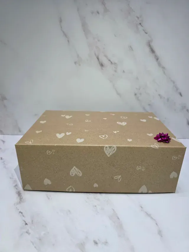 Caja abierta con diversos artículos espirituales: incienso, cristales, velas y una varilla para sahumar.