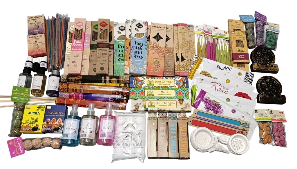 Incienso variado, sprays y productos relacionados dispuestos sobre una superficie blanca.