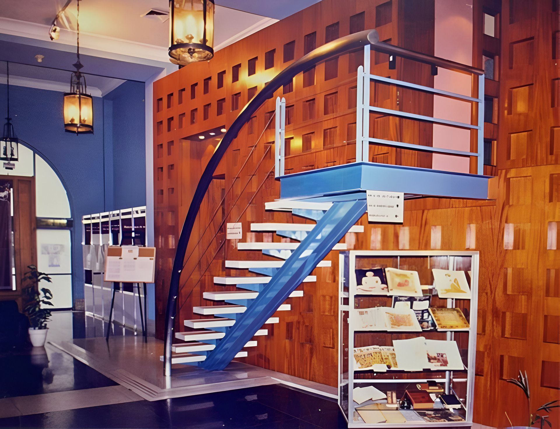 Una escalera azul y blanca en una biblioteca.