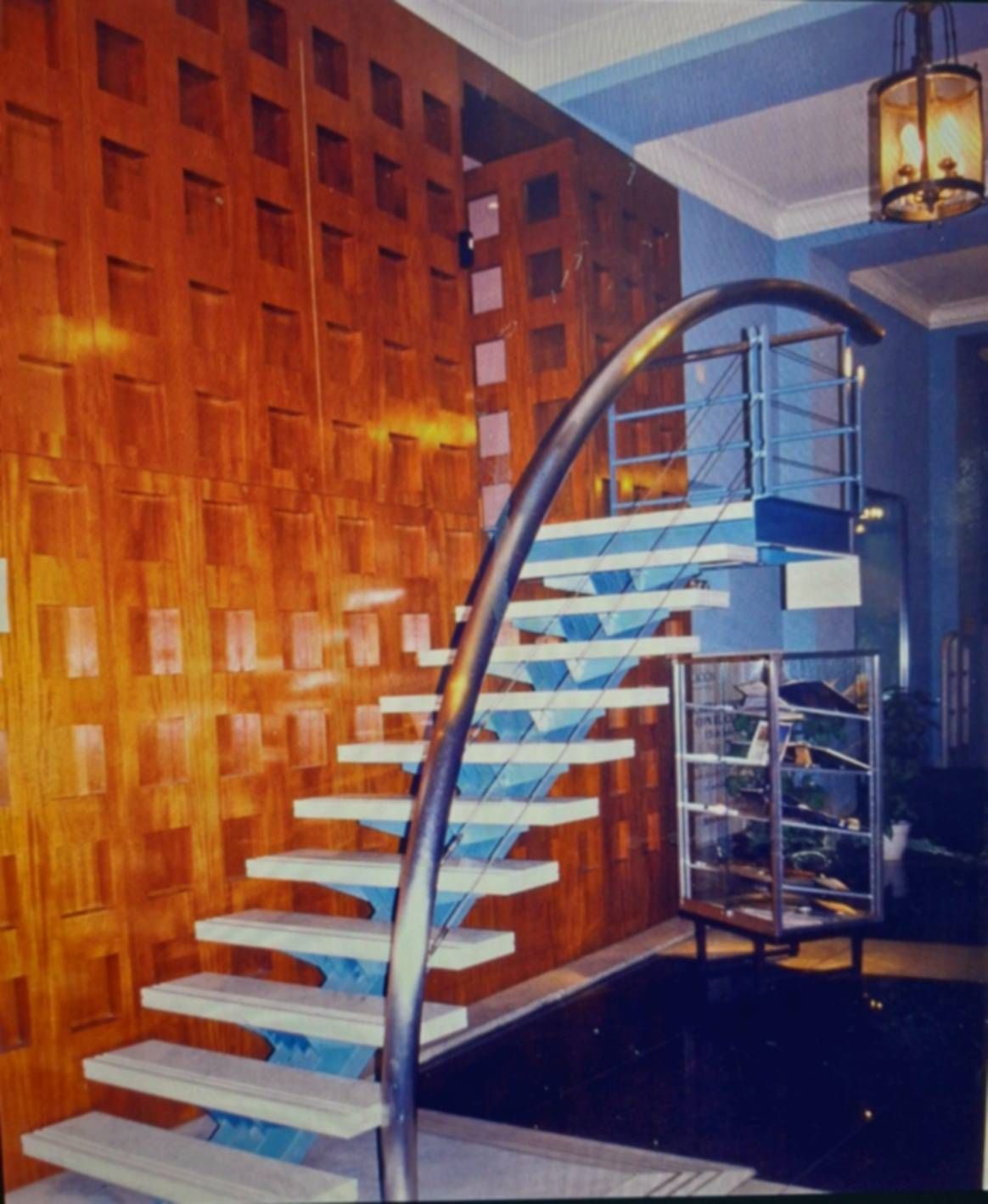 Una escalera con una pared de madera detrás.