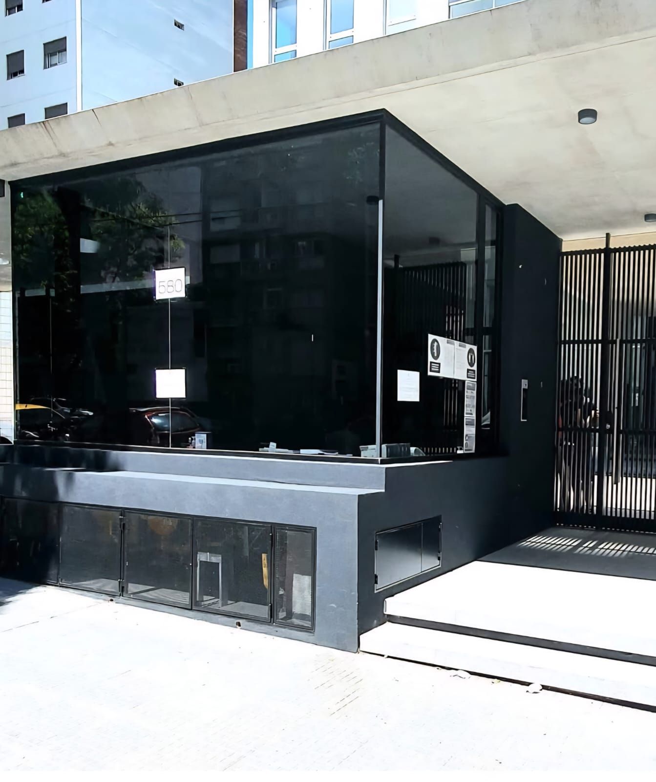 Un edificio con muchas ventanas y una valla.