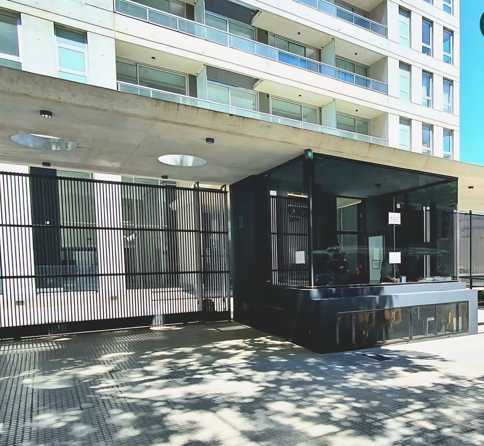 Un gran edificio con una valla delante.