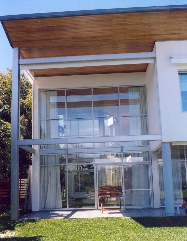 Una casa con muchas ventanas y techo de madera