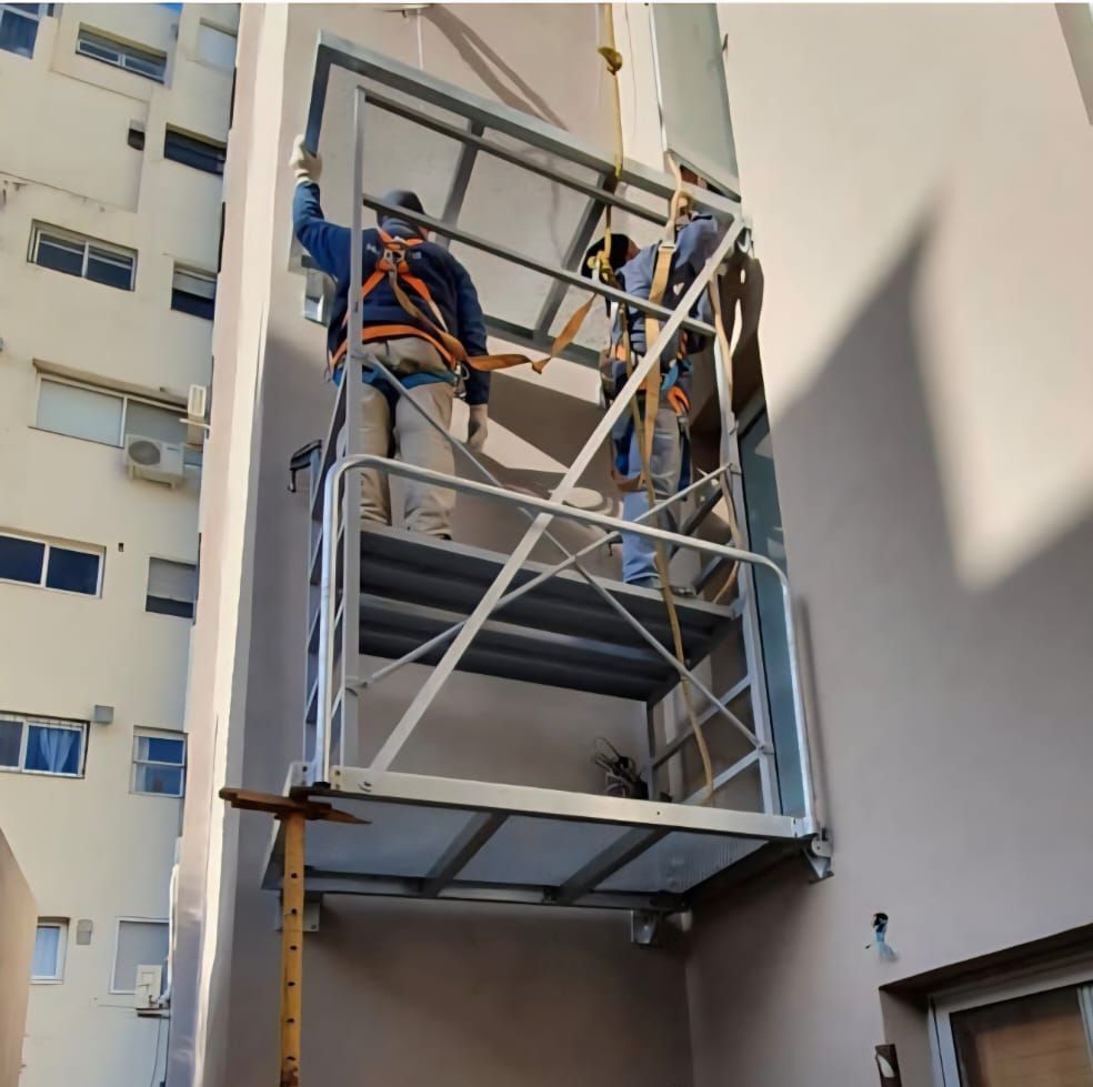 Una escalera de incendios en el costado de un edificio
