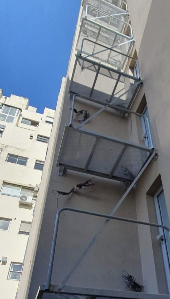 Una escalera de incendios en el costado de un edificio