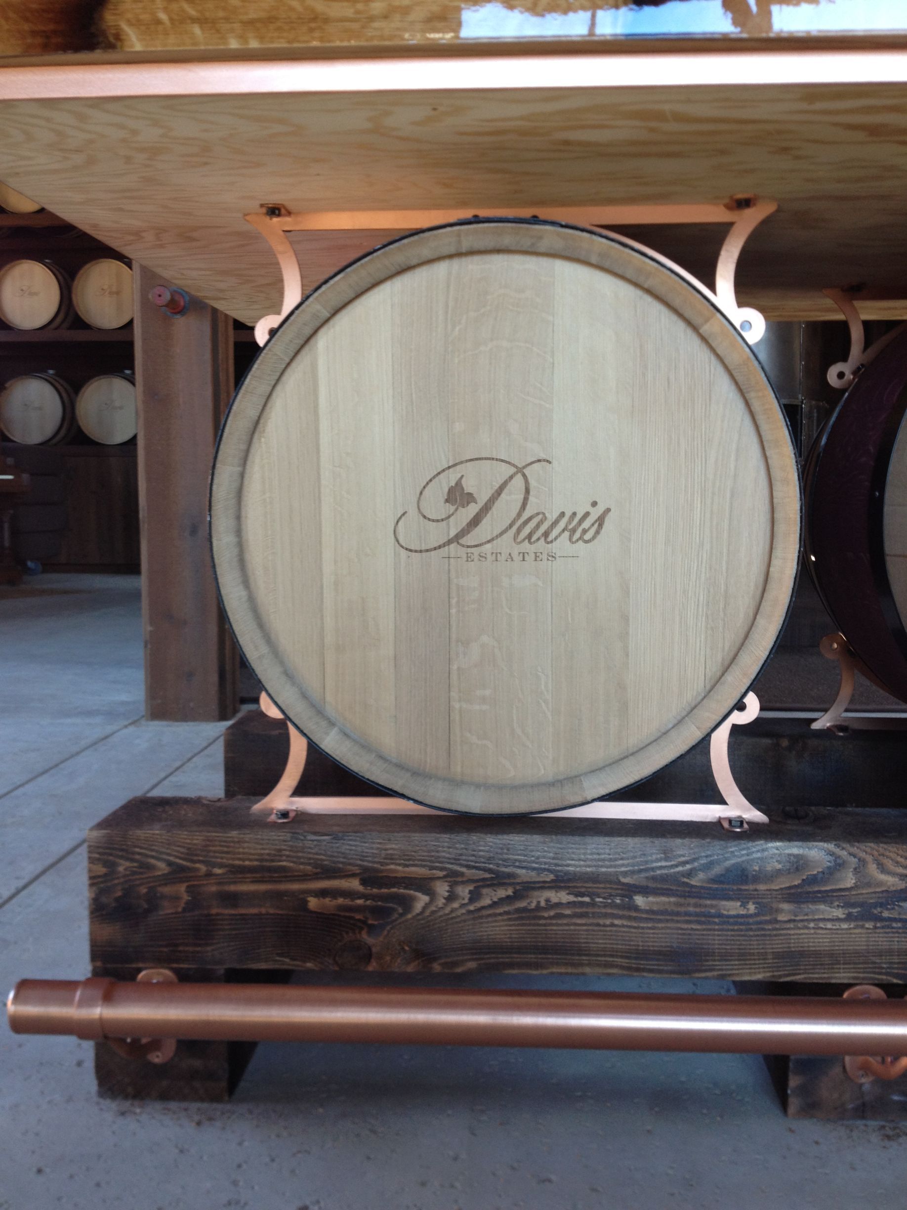 Wooden barrel supporting a table, engraved with 