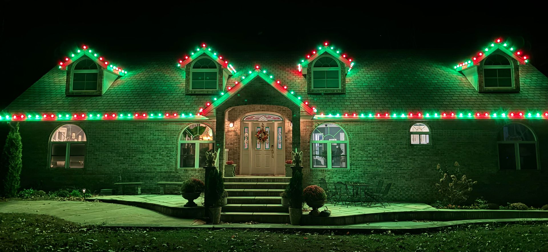 red and green christmas lights 