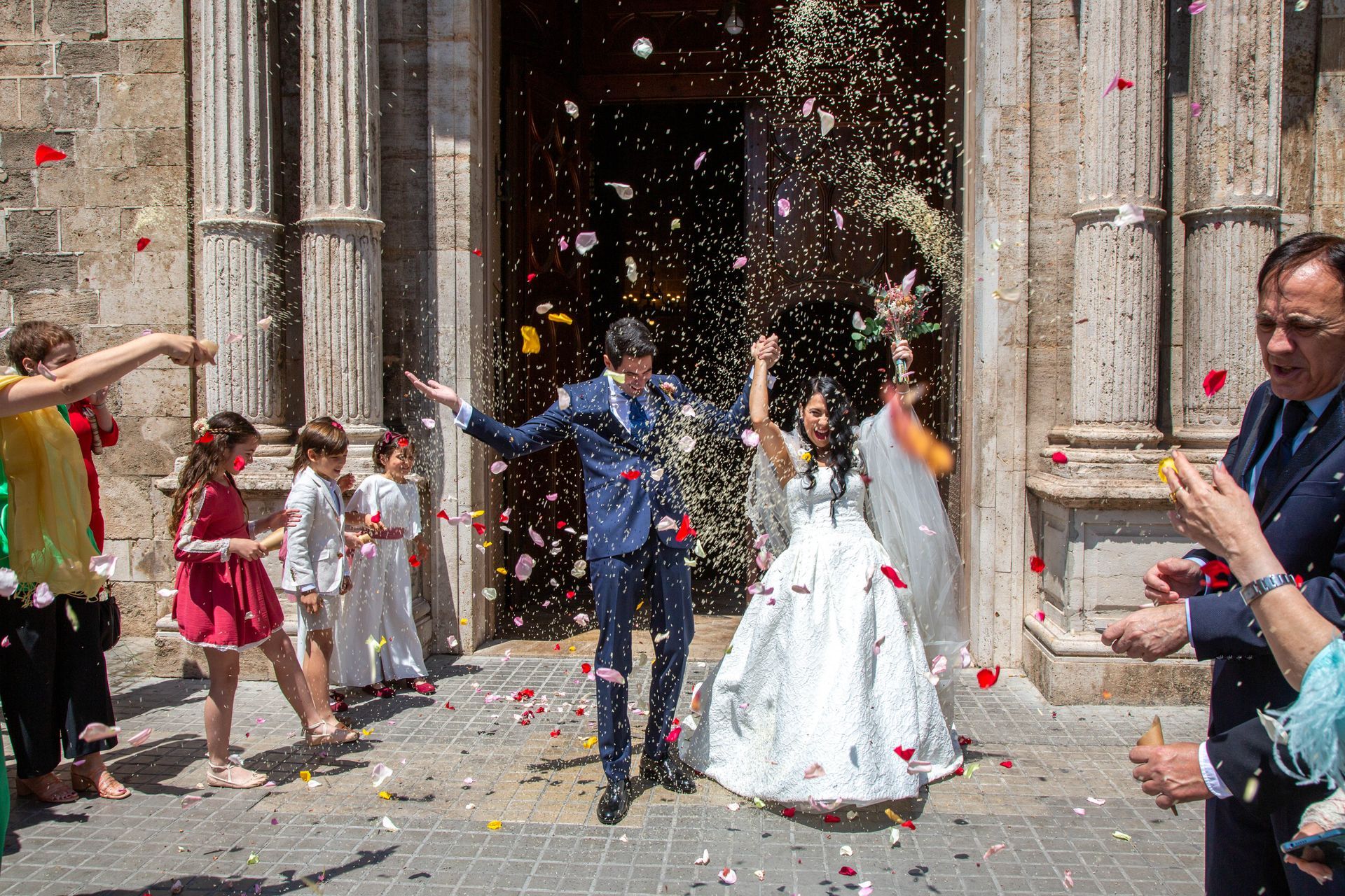 Salida triunfal de los novios Eva y Fernando en su boda en Valencia.