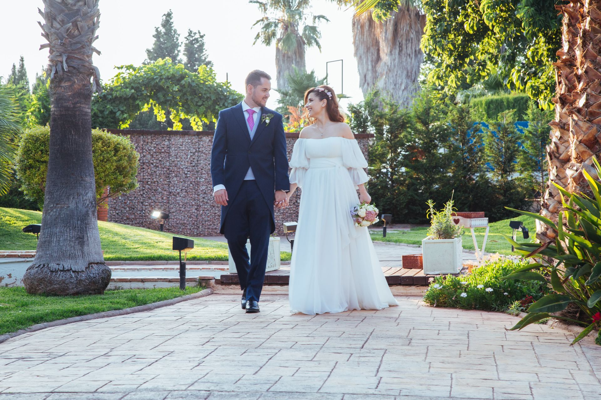 Novios paseando por los jardines el día su boda en Valencia
