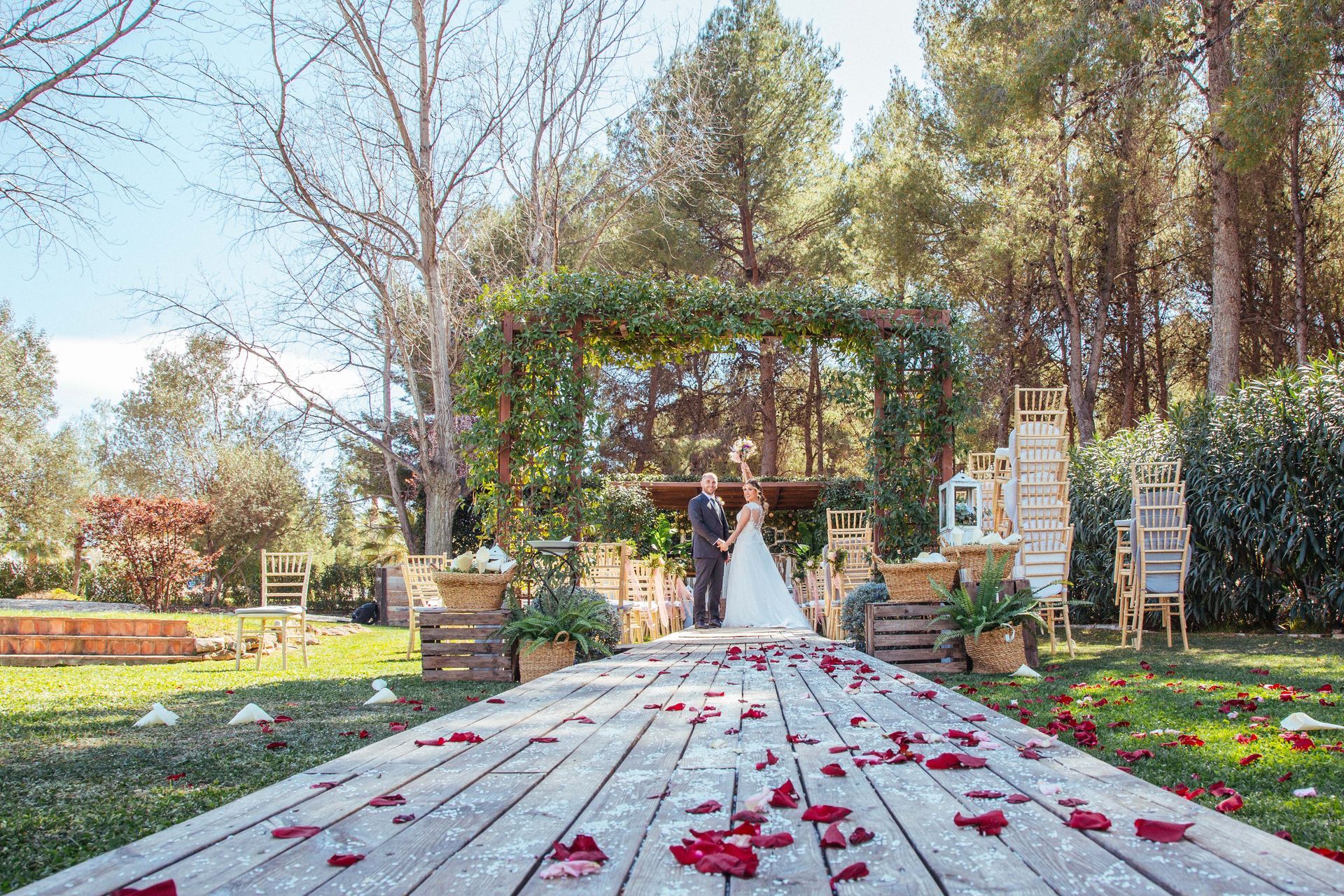 Novios en el lugar de celebración plenos de felicidad el día de su boda en Valencia, España.