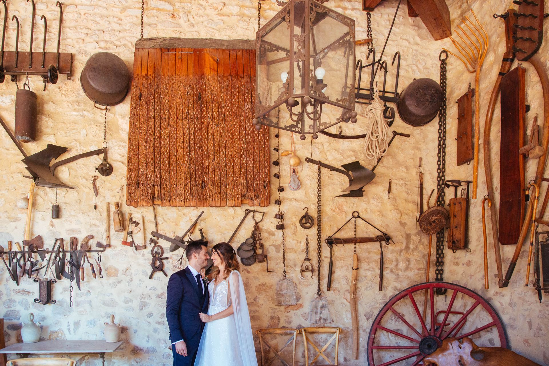 Novios en el establo mirándose con amor en Valencia