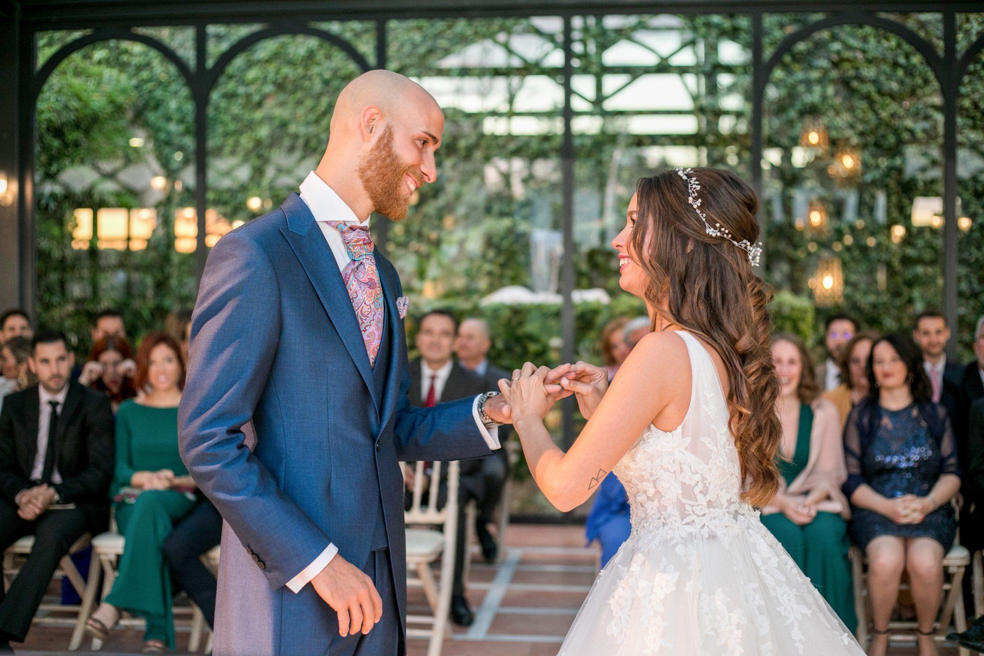 Unión eterna: Novios felices dándose el sí en el Huerto de Santa Maria del Puig, Valencia - Inmortalizando el amor en su día de boda con nuestros servicios de fotografía en el Puig, Valencia. Fotógrafo Valencia