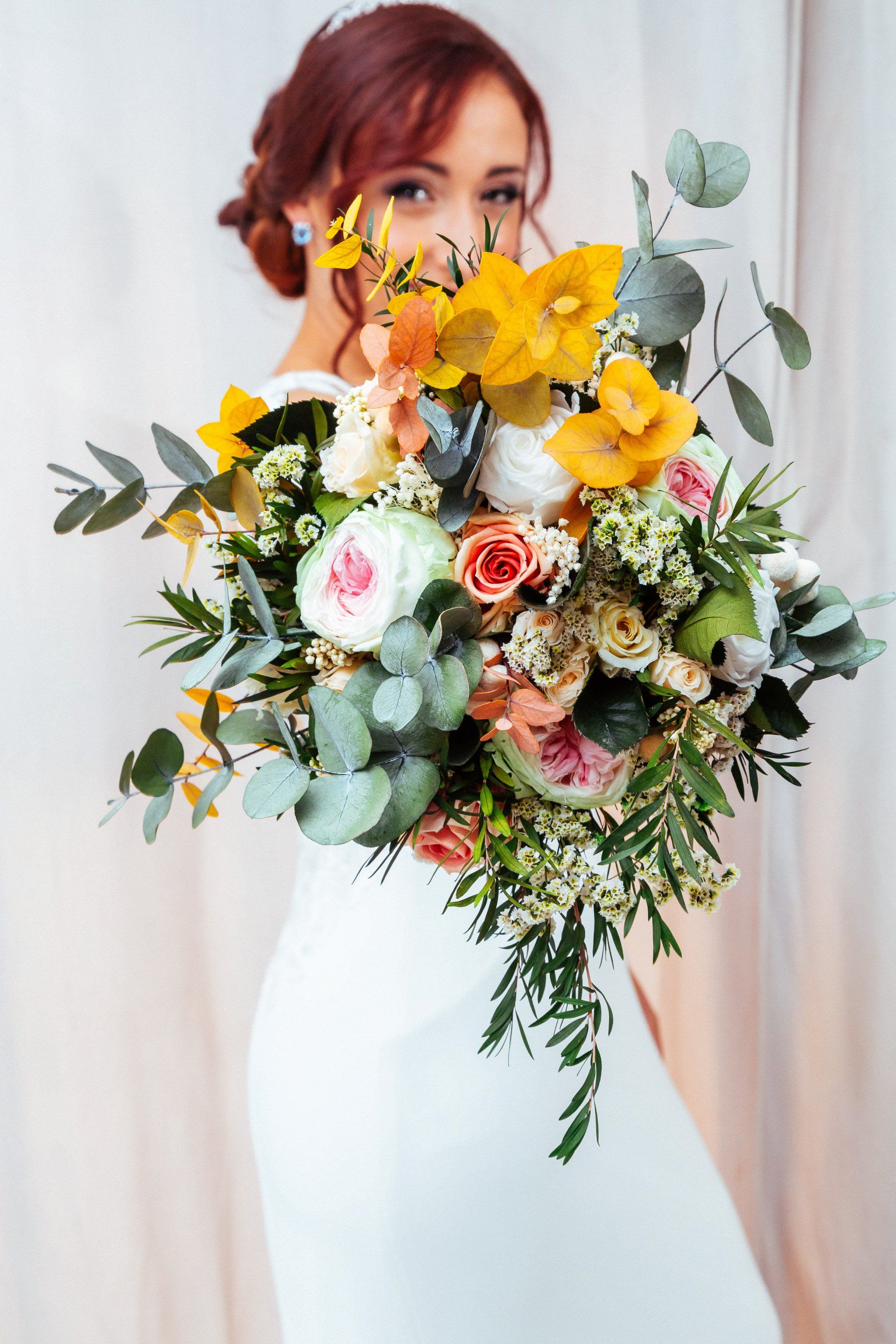 Guapa novia boda sonriendo y enseñando su ramo. Fotógrafo Valencia
