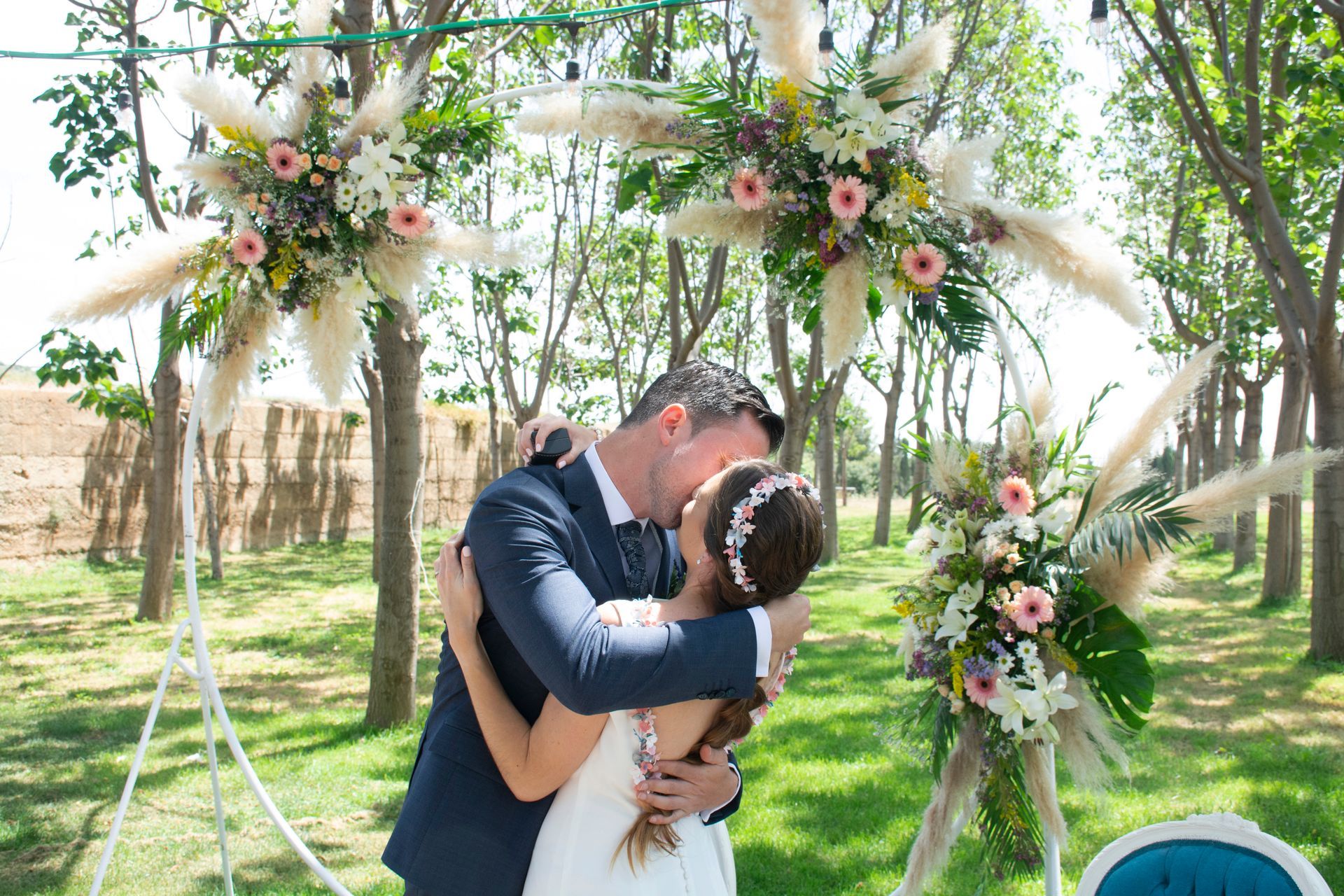 Novios recién casados besándose en su boda en Valencia, España.