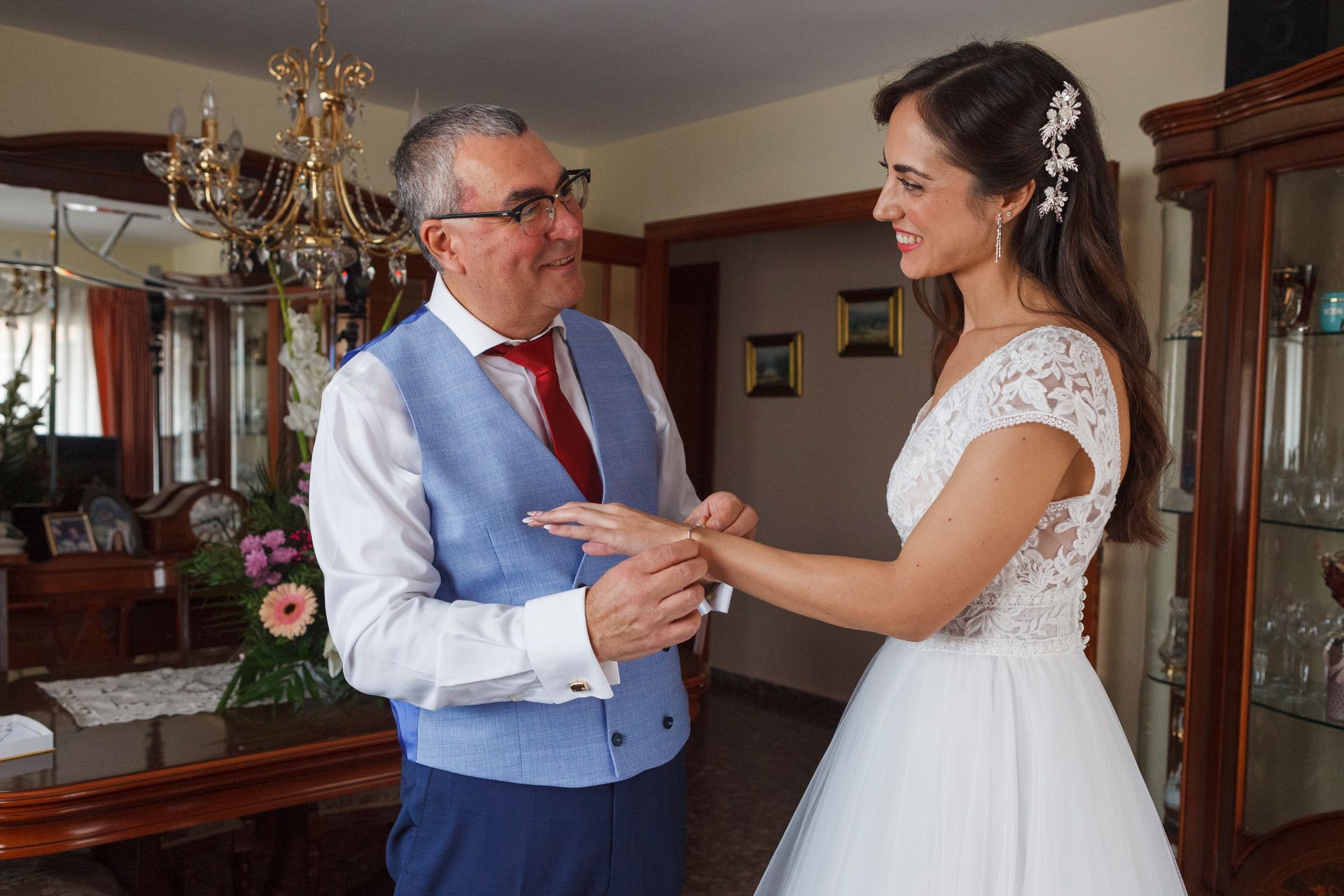 Fotógrafo de bodas en capturando el beso de los recién casados Jessika y Rafael en los Jardines de La Cartuja en Valencia, España.