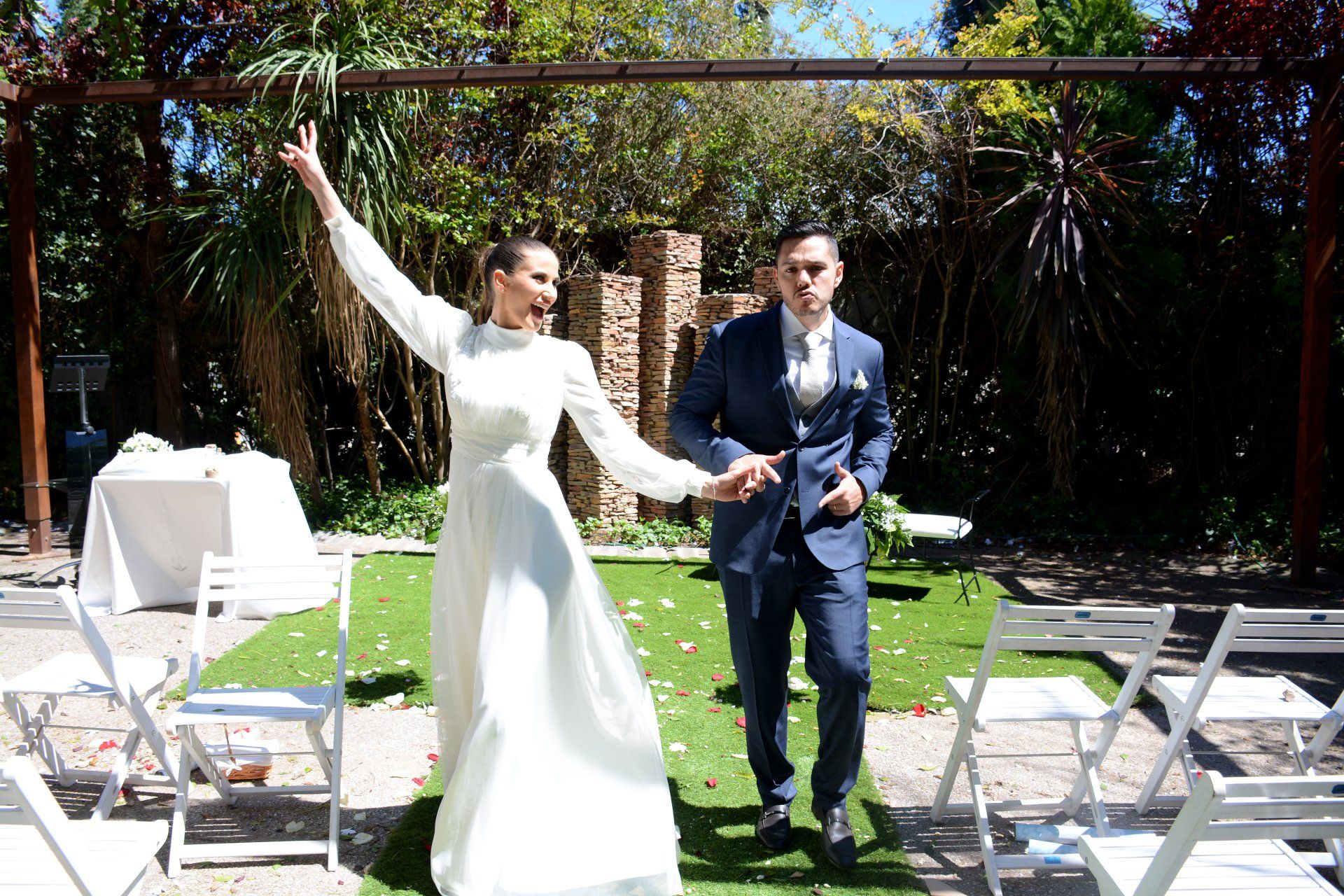 Comienzo de una nueva vida juntos: Novios radiantes saliendo de la ceremonia en Salones Mediterraneo de Catarroja, Valencia - Capturando la emoción y la alegría de un momento especial con nuestros servicios de fotografía en Valencia