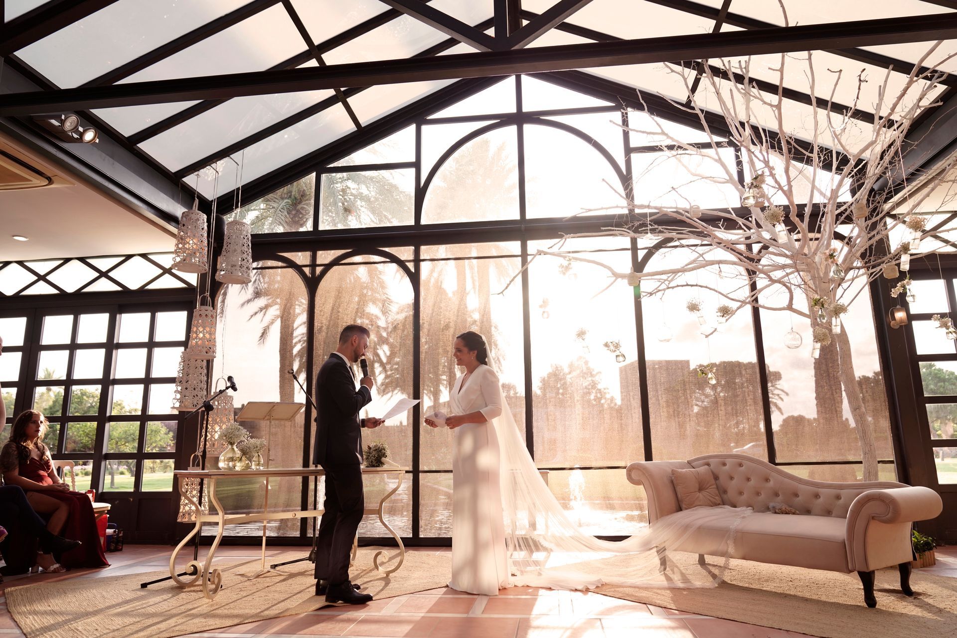 Fotógrafo de bodas capturando a novios casándose en el invernadero de el Huerto de Santa María en el Puig, Valencia, España