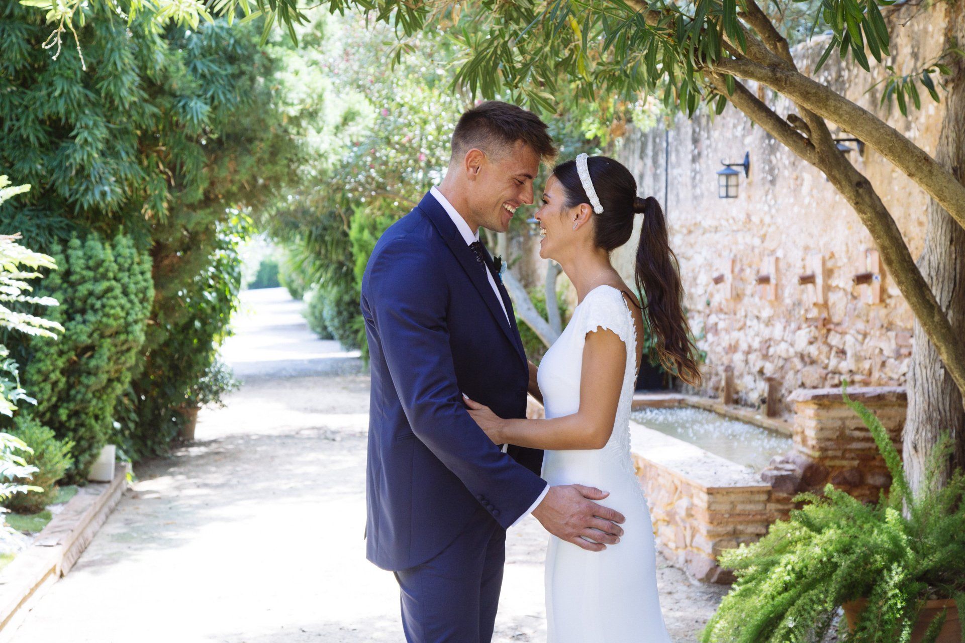 Novios frente a frente en el jardín. Fotógrafo Valencia