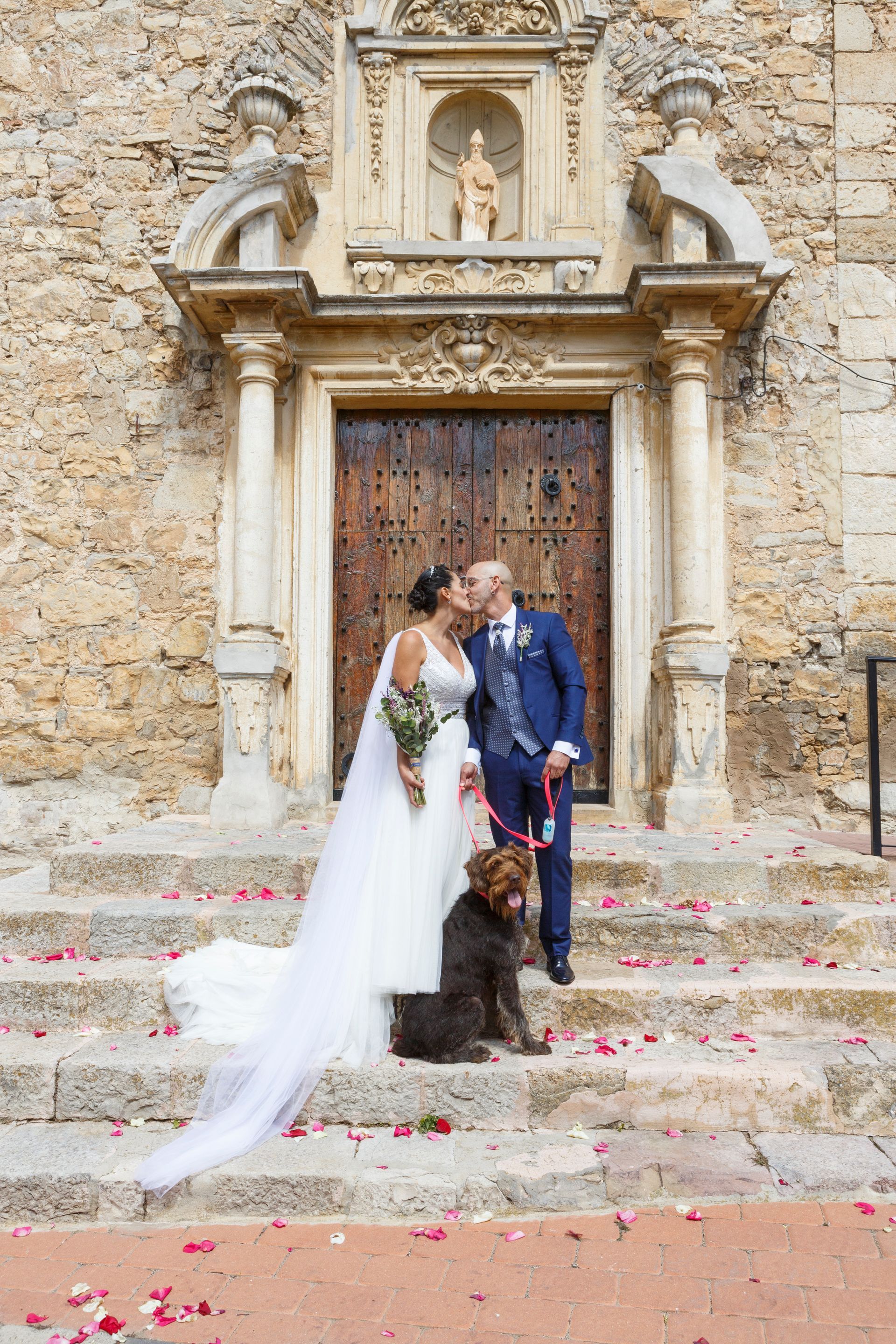 Fotógrafo de Valencia capturando el detalle de los anillos de una boda.