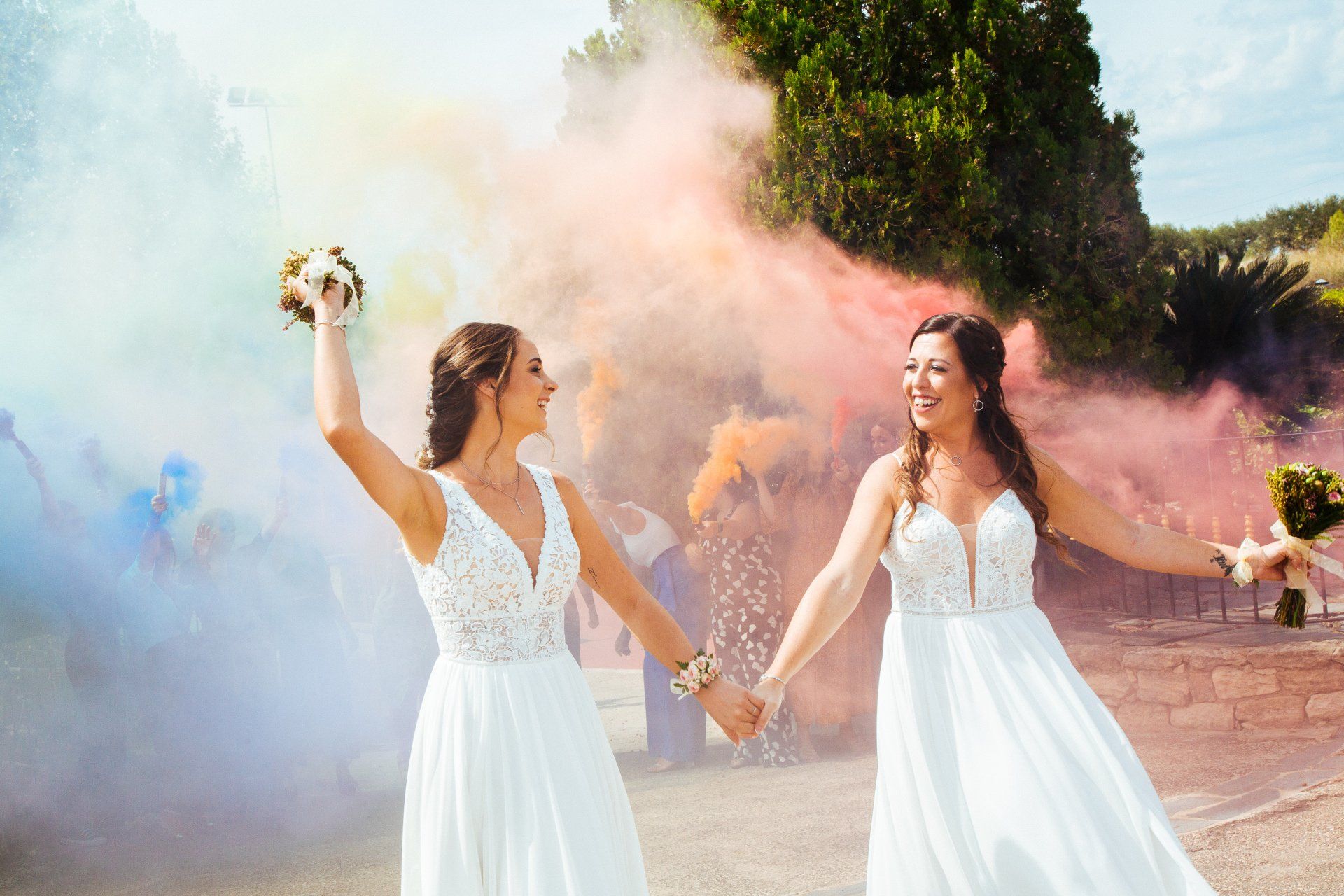Foto de dos novias radiantes y llenas de alegría, brindando y celebrando su unión matrimonial, en un momento de plena felicidad y amor compartido