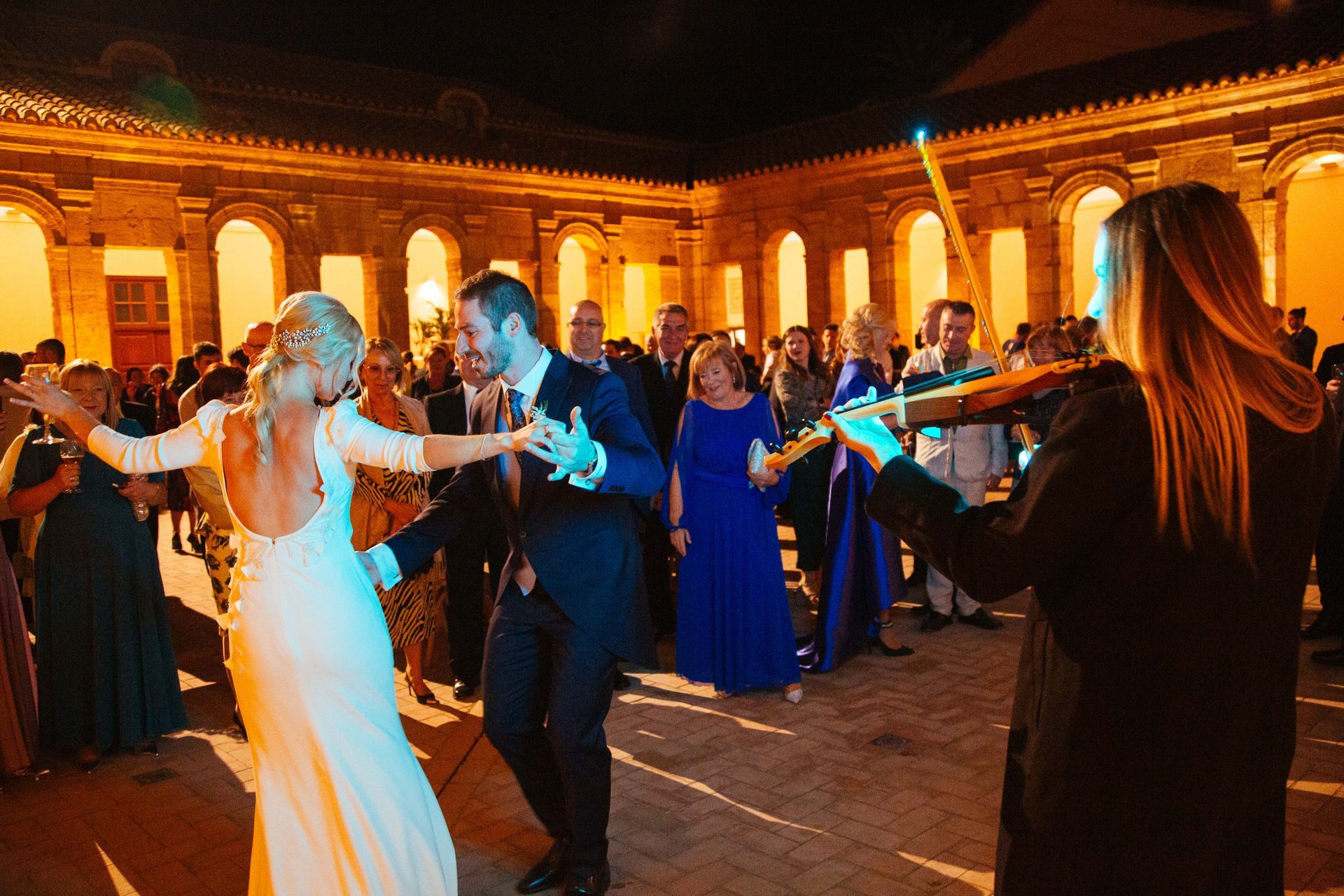 Fotógrafo de bodas en Valencia capturando el baile de boda de Ana y Miguel en su celebración.