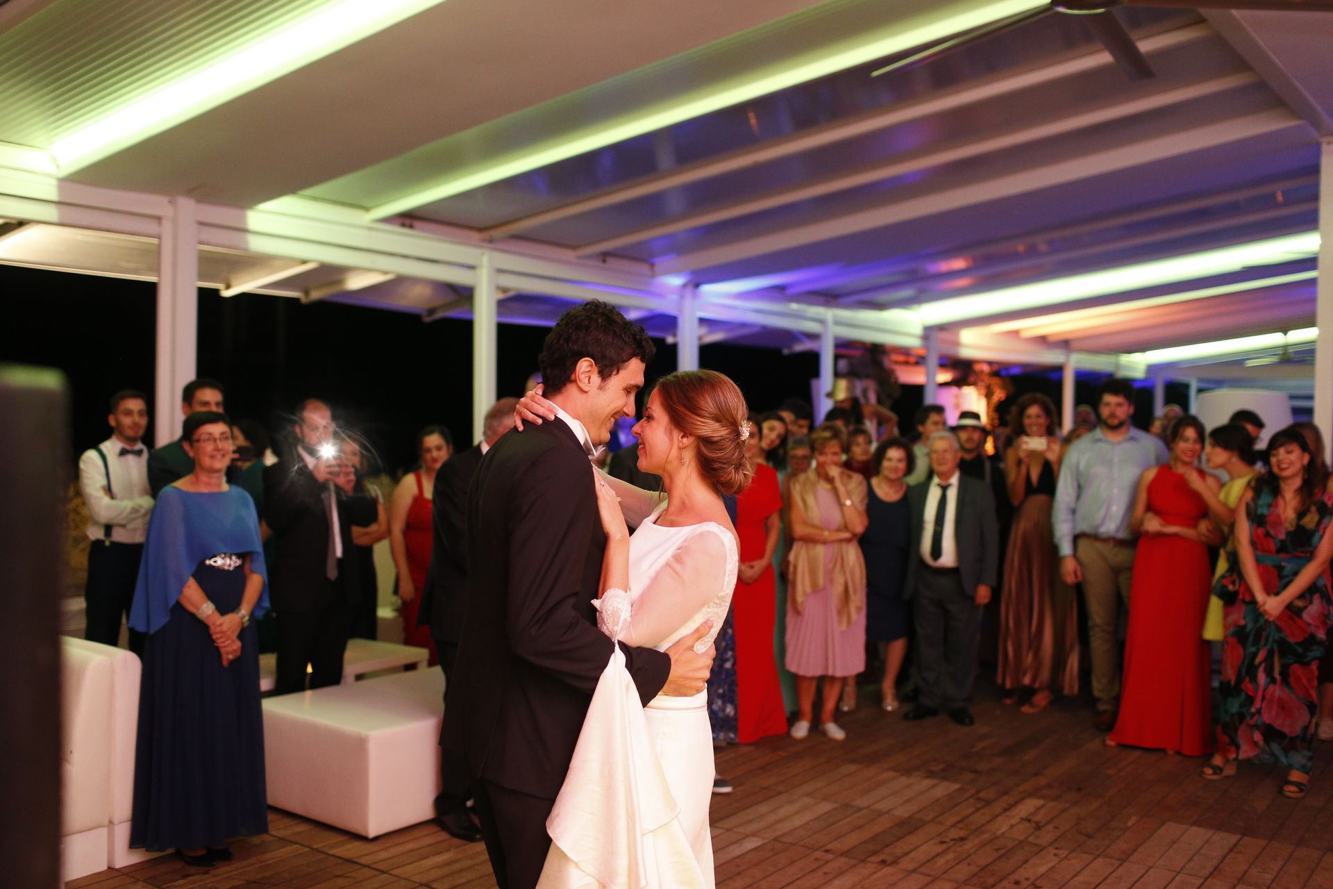 Baile nupcial en un restaurante en la Playa de El Saler de Valencia, España. 