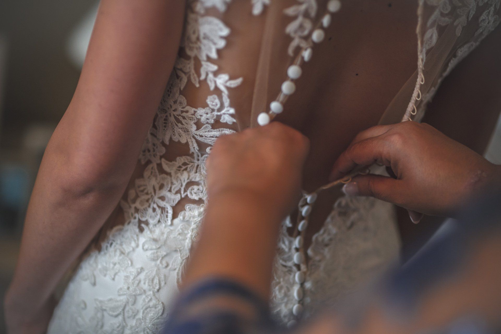 Abrochando vestido novia. Fotógrafo Valencia