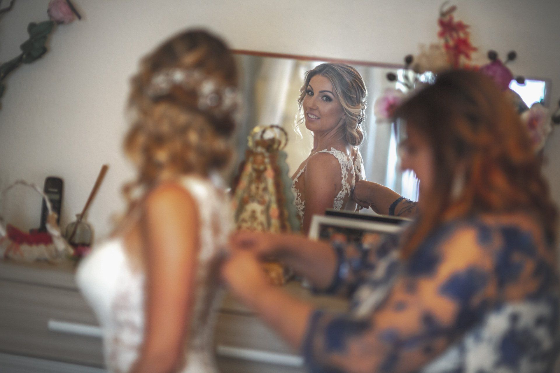 Novios vistiéndose el día de la boda. Fotógrafo Valencia