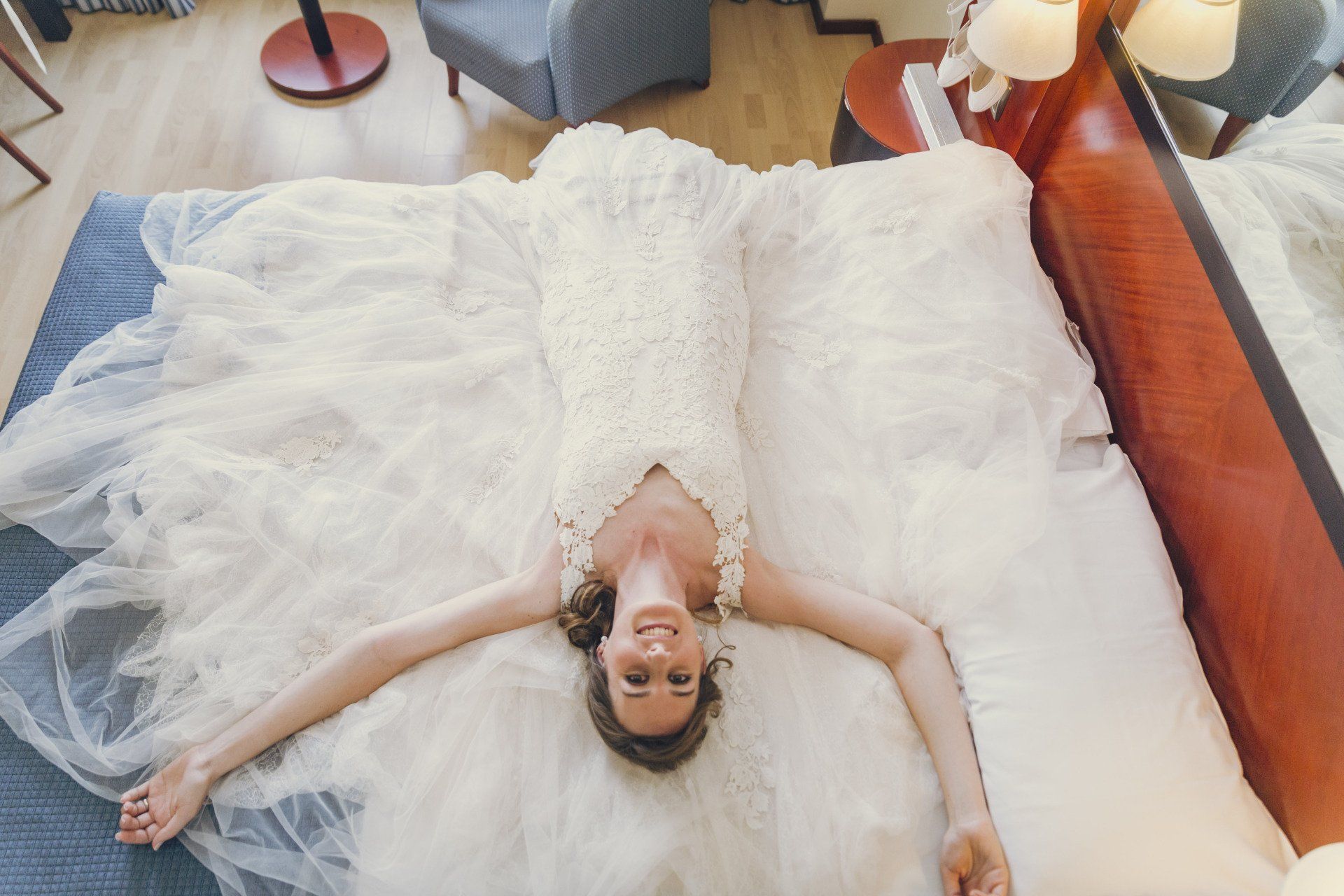 Novia boda tumbada en la cama. Fotógrafo Valencia