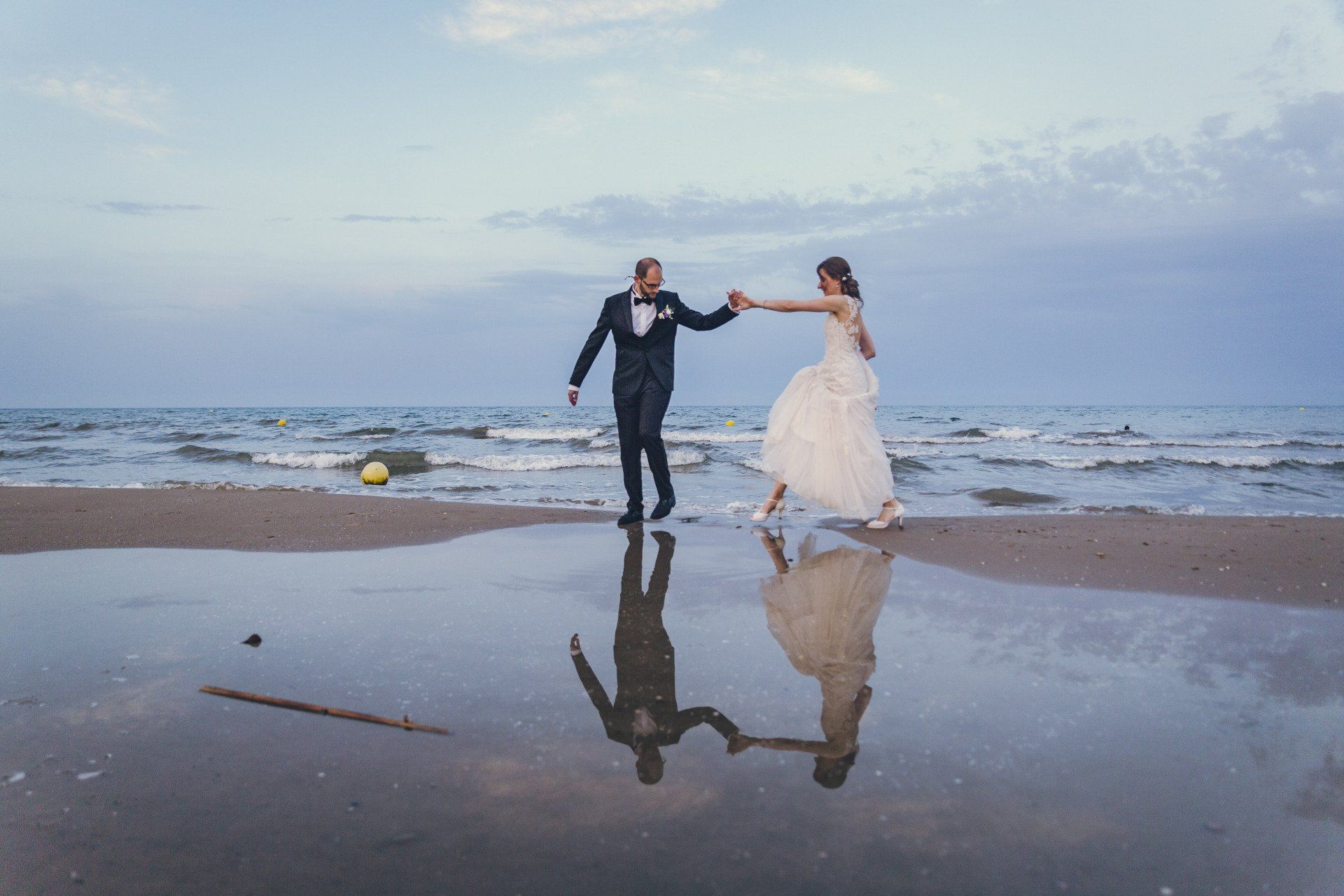 Novios saltando un charco - Fotógrafo Valencia