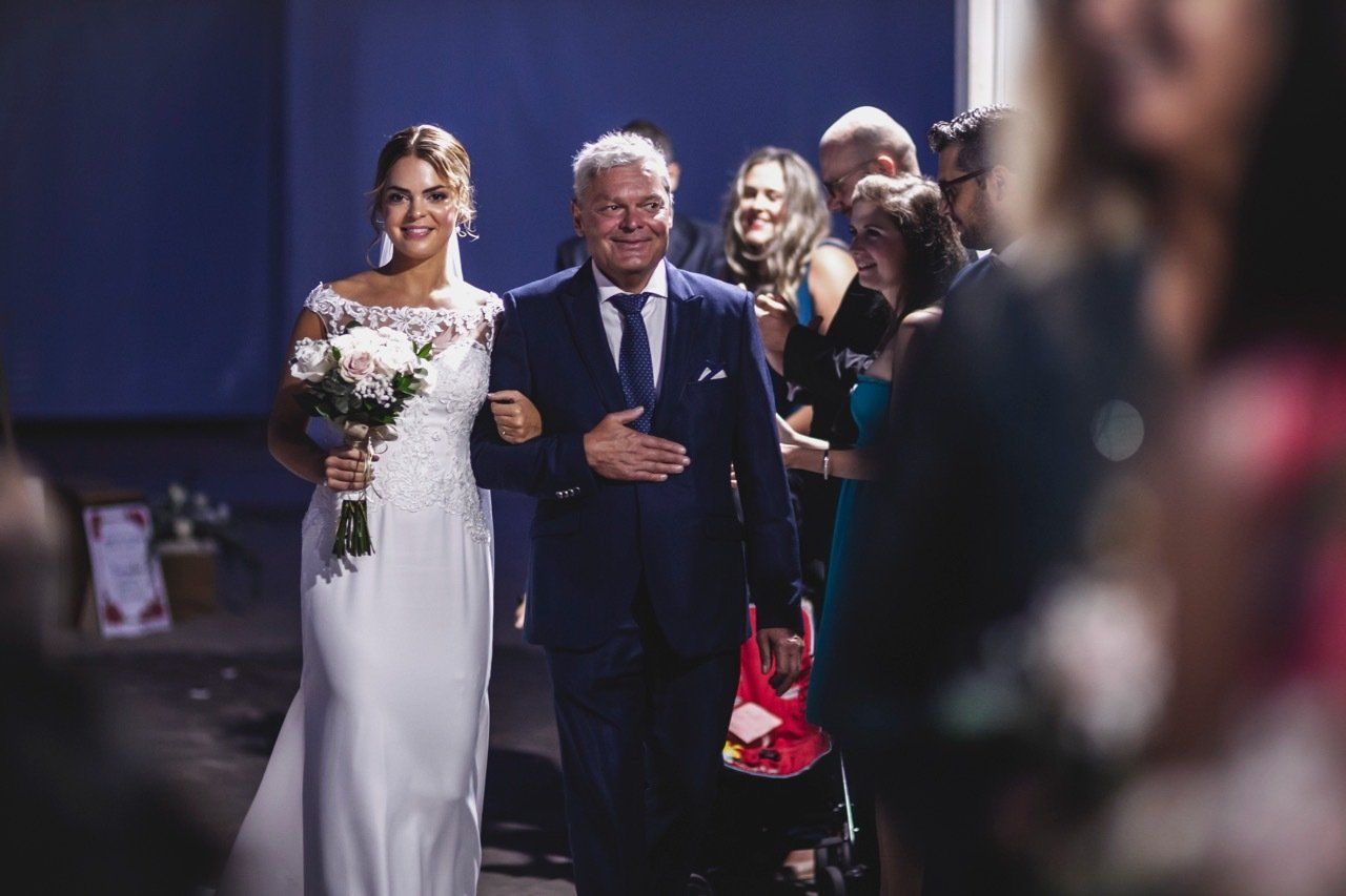Novia entrando a ceremonia con su padre. Fotógrafo Valencia