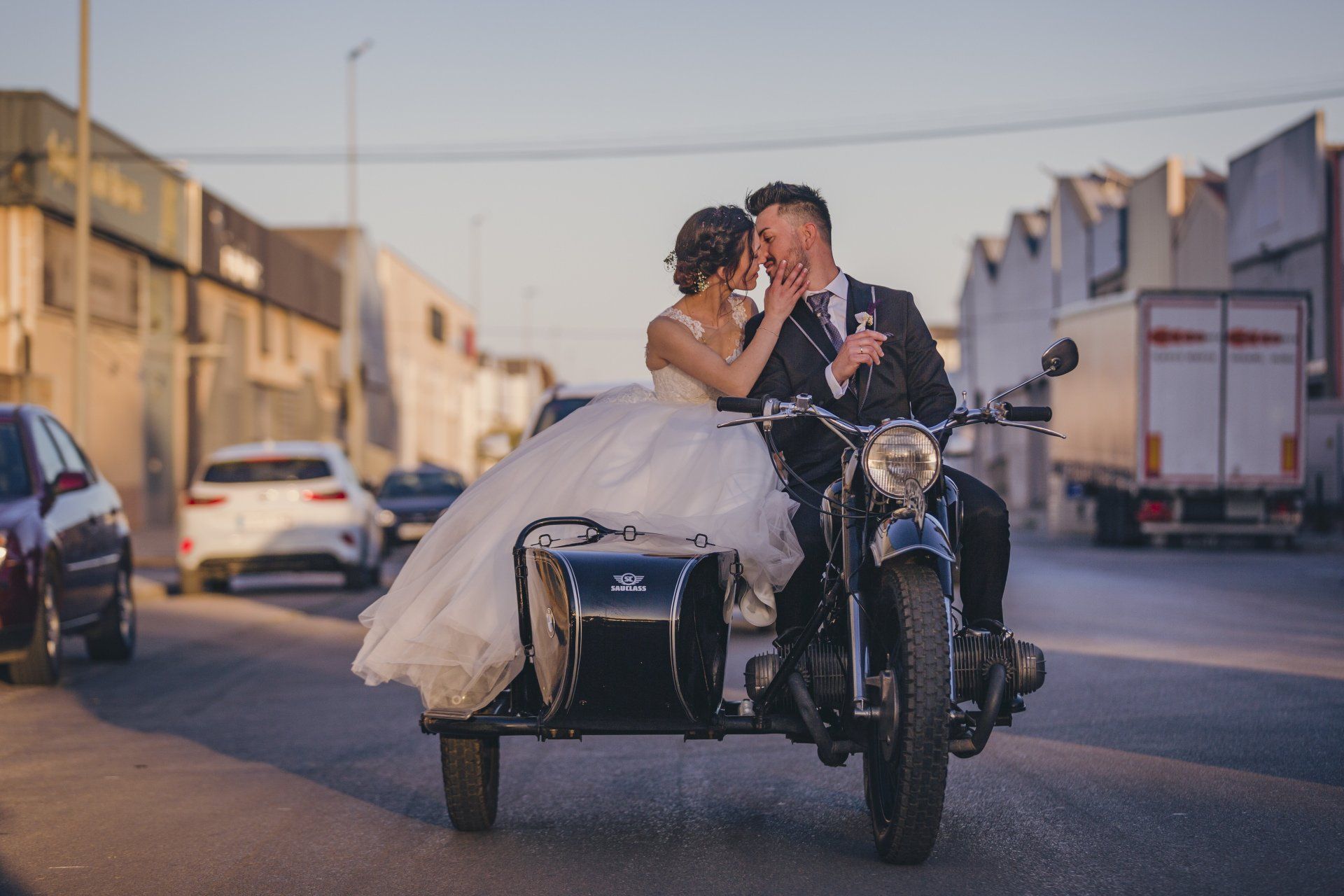 Novios boda en sidecar. Fotógrafo Valencia