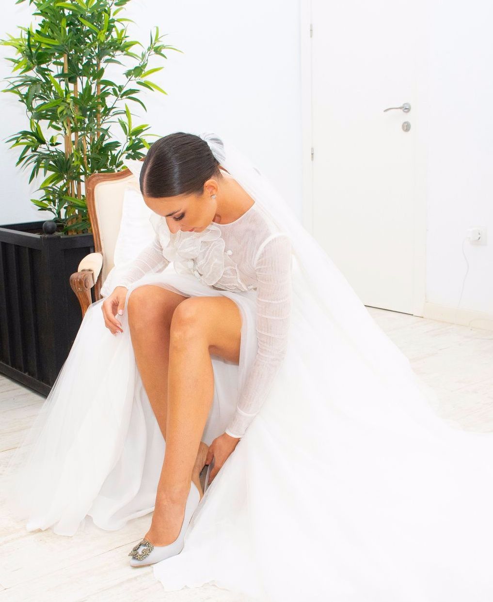 Novia poniéndose los zapatos el día de su boda en Valencia, España