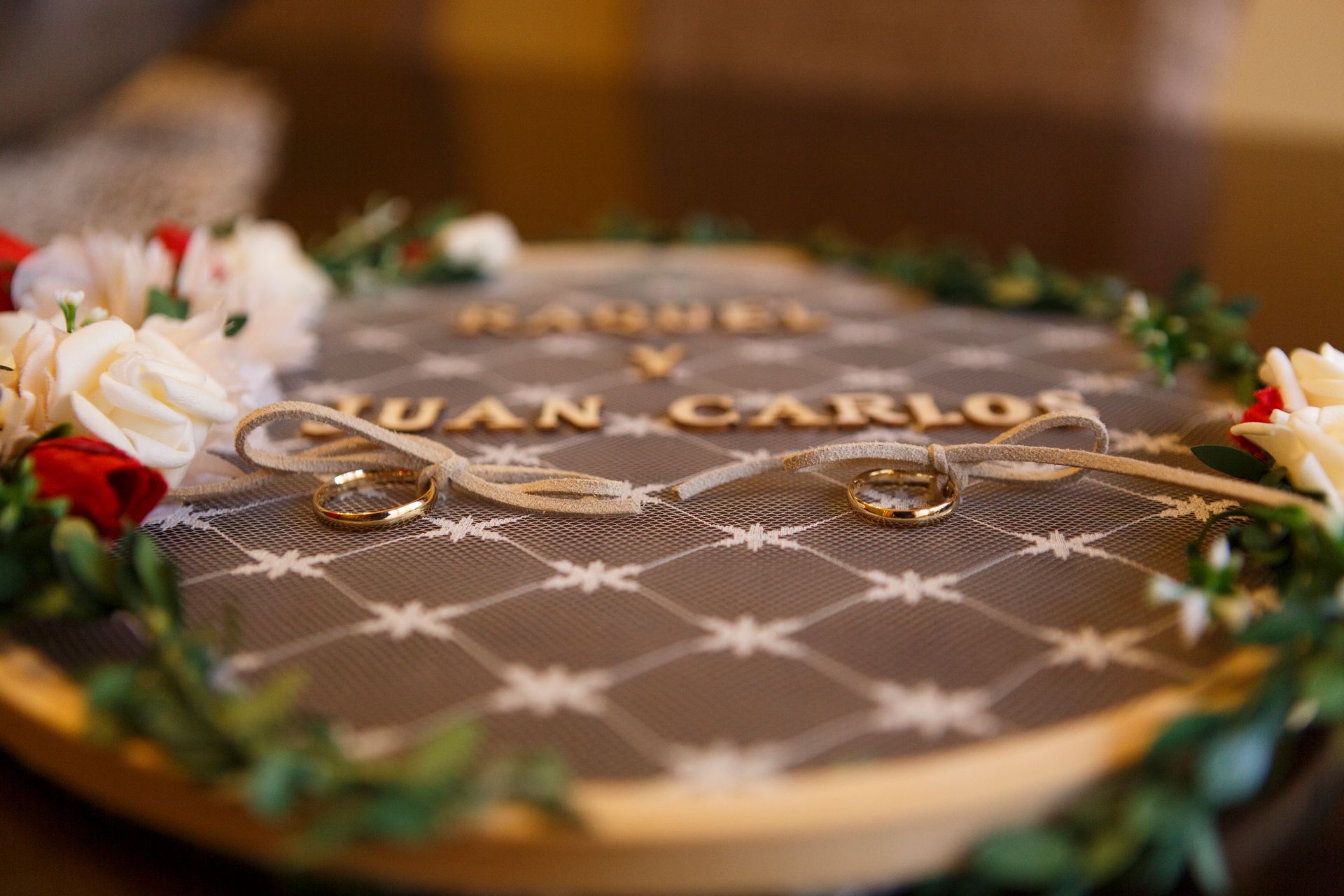 Detalle anillos de boda.