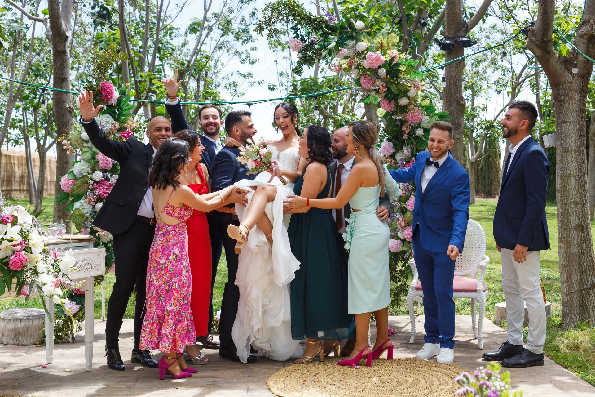 Fotógrafo de bodas en Valencia capturando a la novia en el salón principal de un hotel en Onteniente, Comunidad Valenciana.