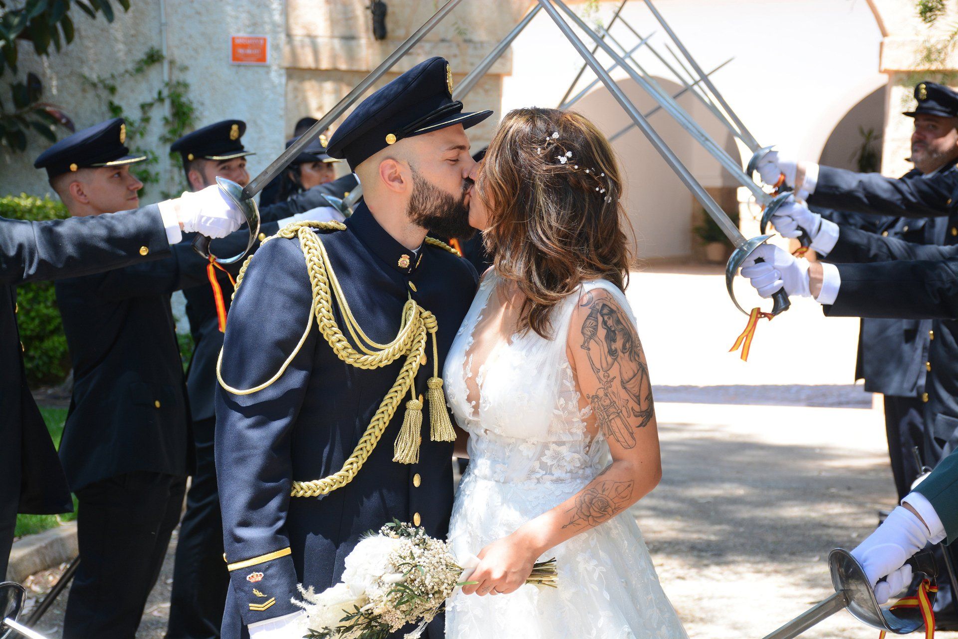 Salida novios ceremonia en Valencia. Fotógrafo Valencia