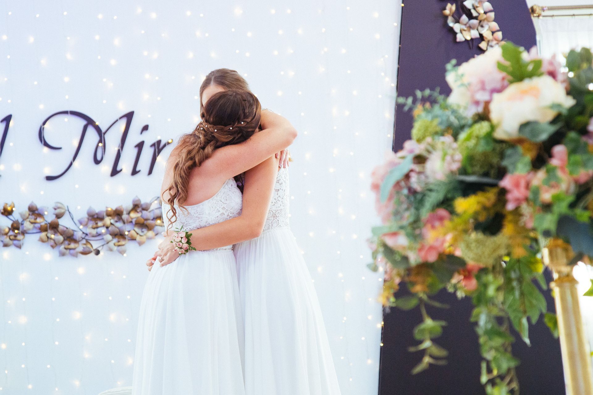 Fotógrafo de bodas en Valencia capturando un romántico beso de novias en el banquete de su enlace, celebrando su amor en este día especial.