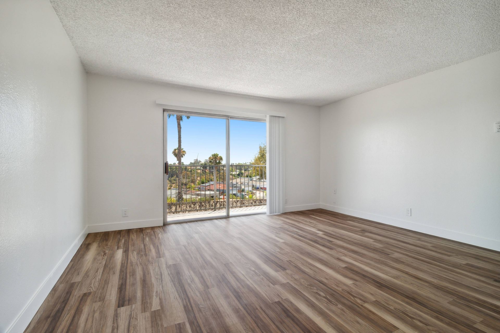 Spacious Living Room with Balcon