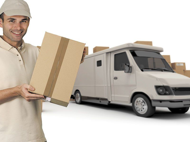 dipendente ditta con un pacco