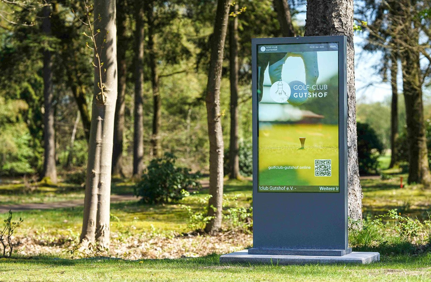 Digitale Stele auf einem Golfplatz mit digitaler Werbung