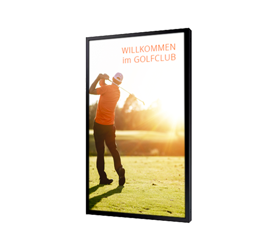 Ein Bild von einem Mann, der auf einem Golfplatz einen Golfschläger schwingt.