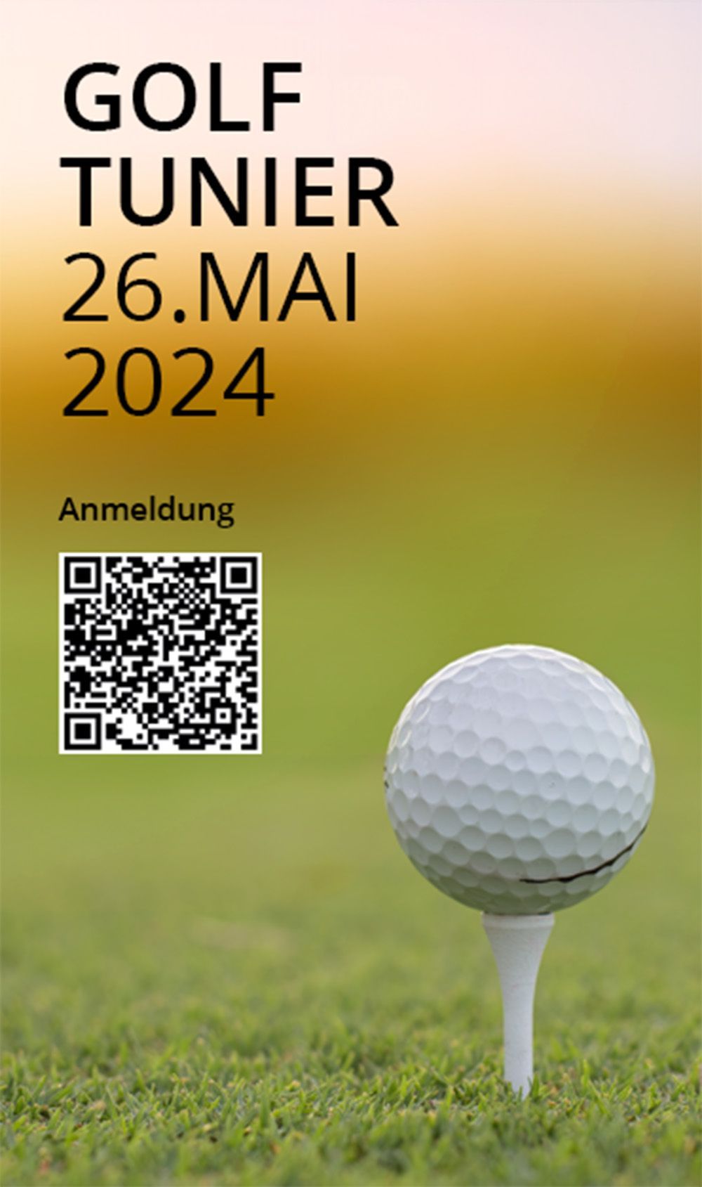 Ein Golfball liegt auf einem Abschlag im Gras.