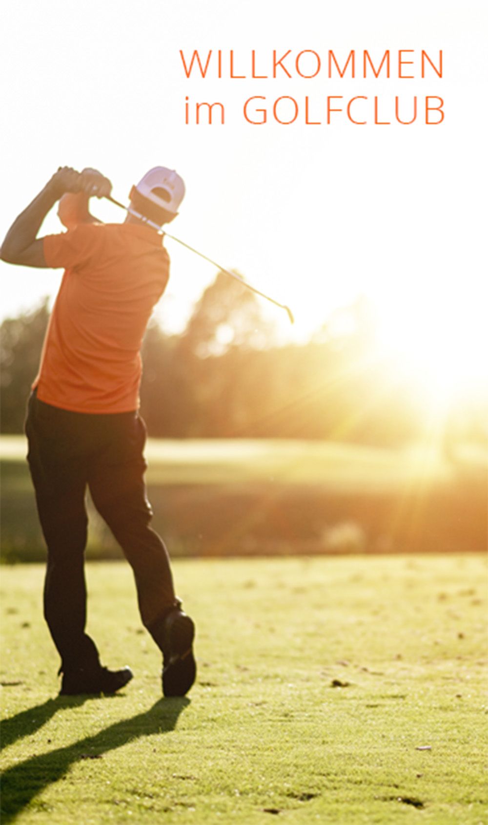Ein Mann schwingt auf einem Golfplatz einen Golfschläger.