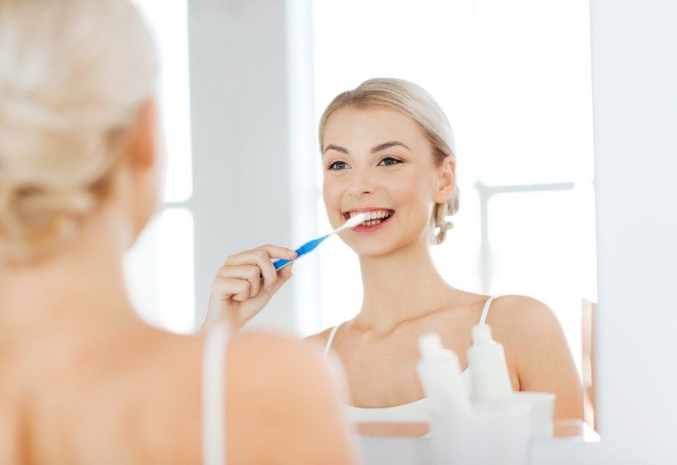 donna che si lava i denti