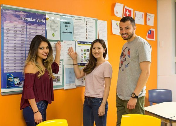 飛行學校、飛行機師、自訓機師